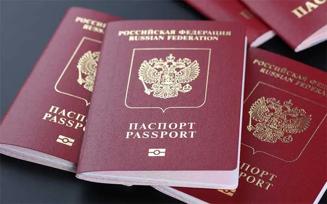 Российских должников могут лишить загранпаспортов